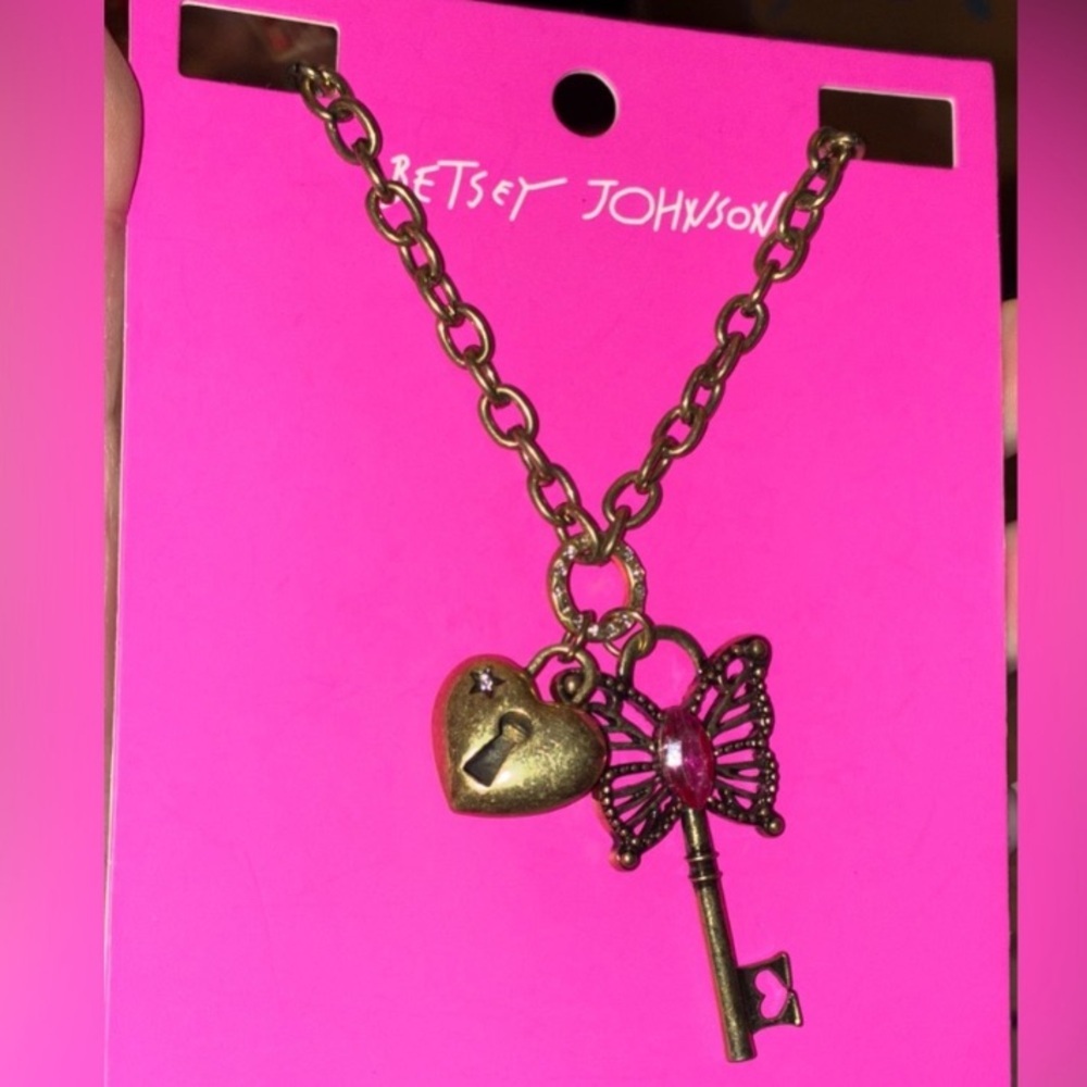 BETSEY JOHNSON Butterfly Key and Lock Pendant Boho Hippie Antiqued Necklace NWT - Picture 3 of 9